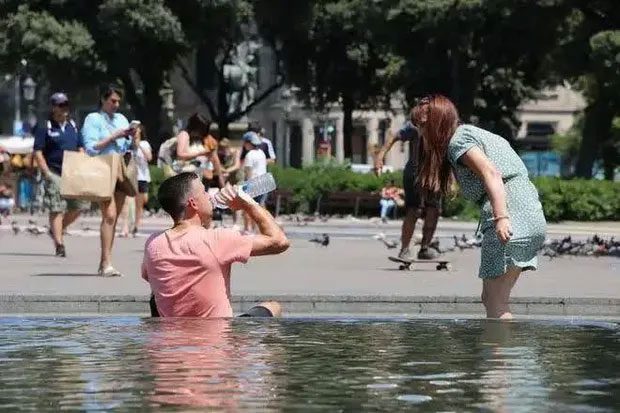 People are looking for shade and water to escape the summer heat.