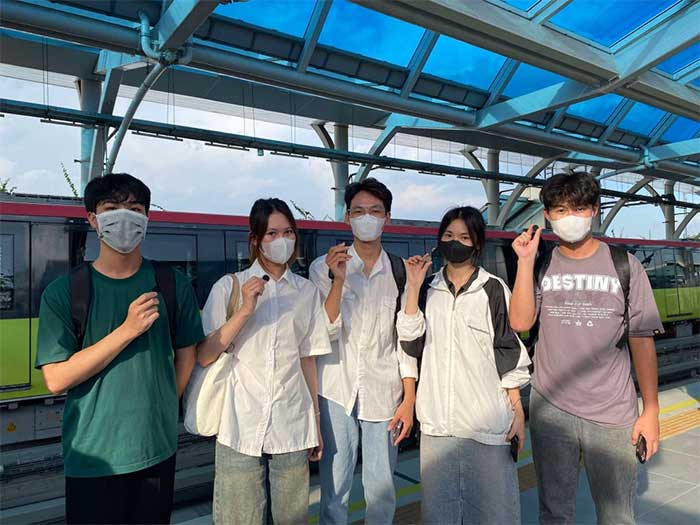 Đạt's group (in the middle) holding the trending train ticket