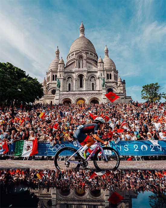 Cyclists racing past Sacré-Cœur Basilica