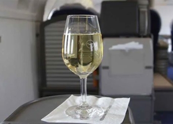 reasons doctors recommend not drinking alcohol on airplanes 136178