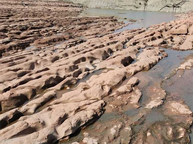 Below the desert floor lies an unweathered bedrock.