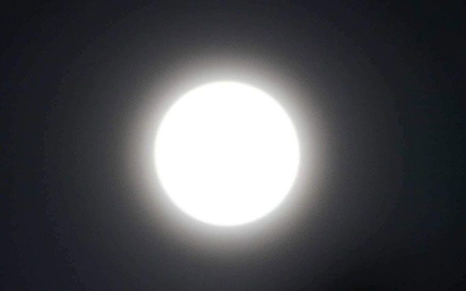 Super Moon photographed in Vung Tau at 8 PM on August 19.