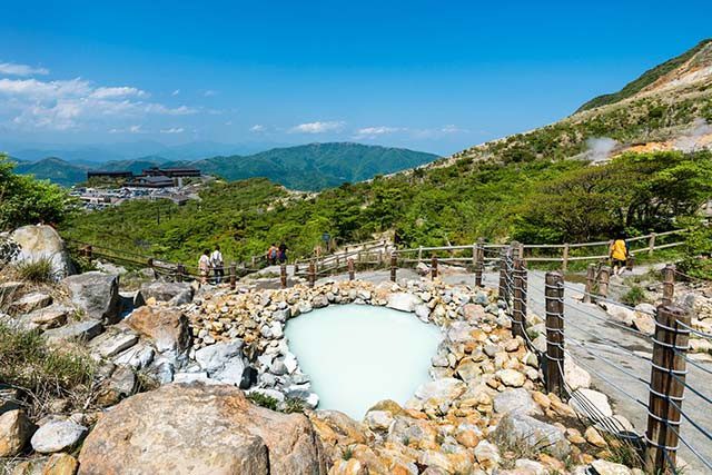 In addition to being a famous hot spring location, it also attracts tourists with its strange black eggs.