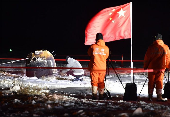 Chang'e 5 lander touches down in Inner Mongolia, Northern China