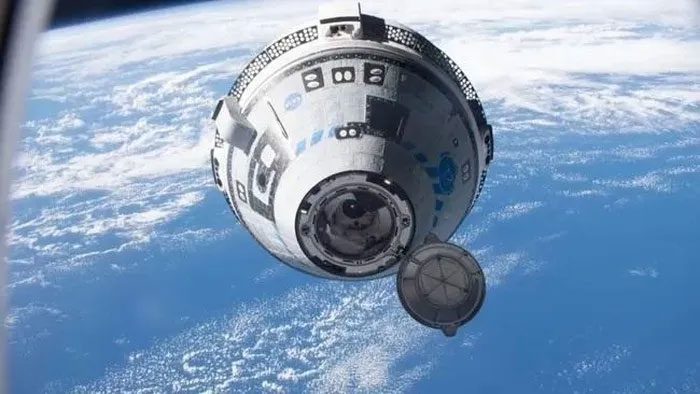 Boeing's Starliner spacecraft approaching the International Space Station.