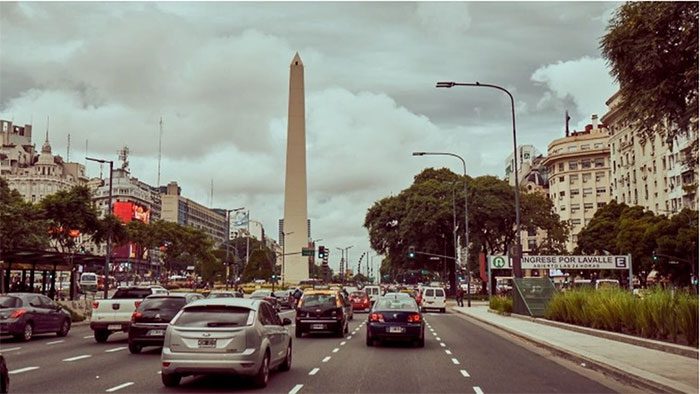 The Obelisco tower was erected to commemorate the 400th anniversary of Buenos Aires.