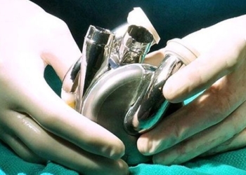 the first person in the world to live many days with a titanium heart 135929