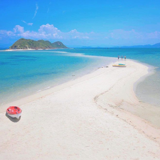 The sandbar emerging in the water allows visitors to "walk in the ocean"