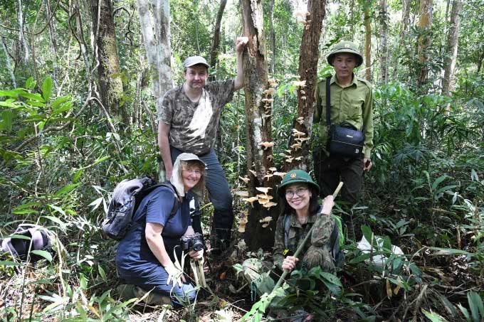 Dr. Pham Thi Ha Giang (front row, right) with colleagues conducting the research project.