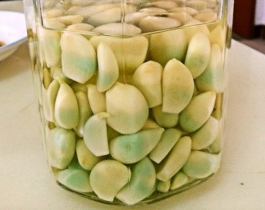 Choose mature garlic to prevent it from turning green when pickled.