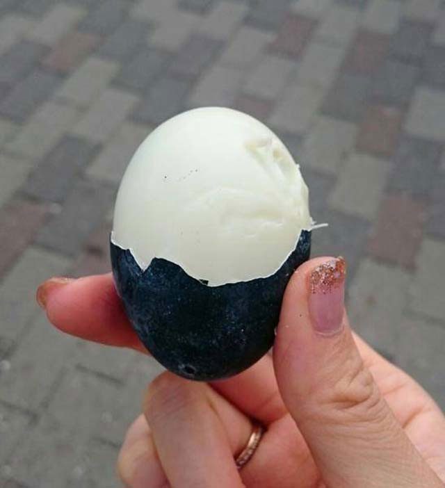 The black eggs are soaked in water at a temperature of 80 degrees Celsius for one hour, then steamed for an additional 15 minutes before being sold