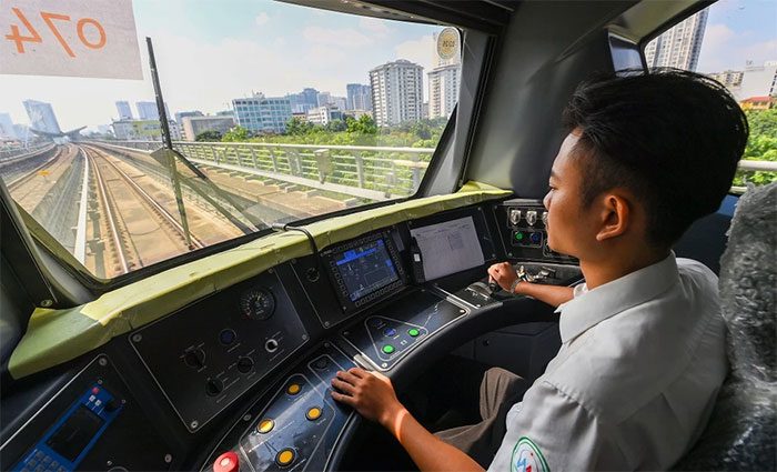 The modern and comfortable driver's cabin of the Nhon - Hanoi metro train.