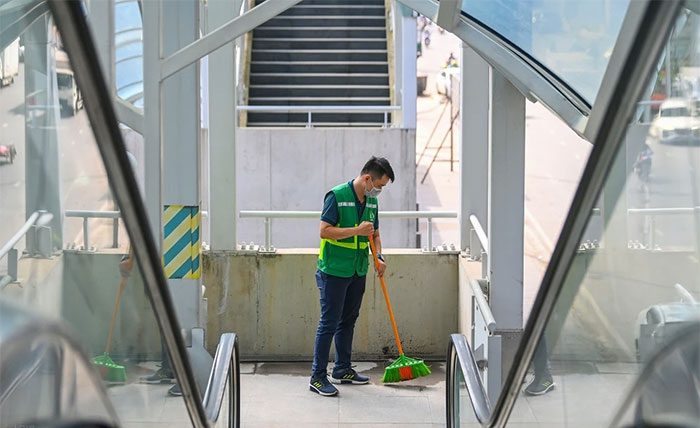 On the morning of August 7, staff performed cleaning at the Nhon - Hanoi metro line stations