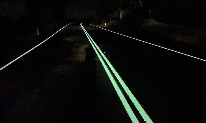 The road marking is painted with a special paint that can glow in the dark.