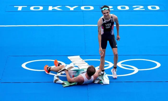 Kristian Blummenfelt collapsing after finishing at the Tokyo 2020 Olympics.