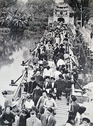 This photo shows a time when Hoan Kiem Lake (Hanoi) had two bridges leading to Ngoc Son Temple.