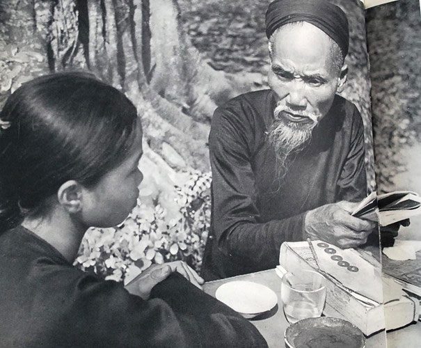 Fortune telling outside a communal house.