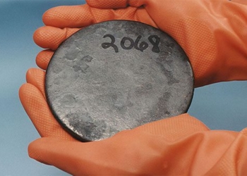 why scientists can touch uranium without need for protective clothing 123234