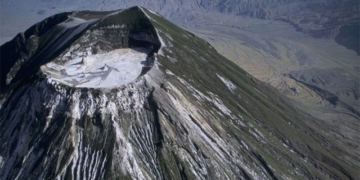 worlds tallest volcano erupts in unique way 135942