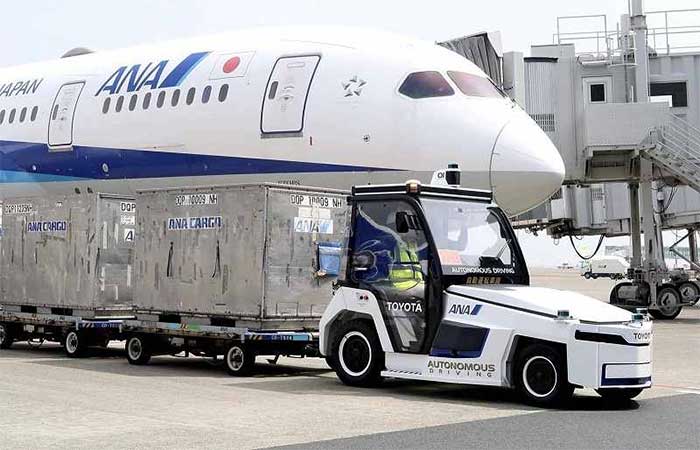 Driverless vehicle towing cargo containers at Haneda Airport.