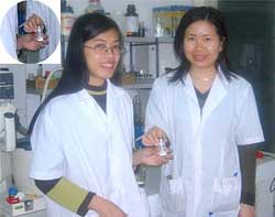 Dr. Tran Thi Thu Thuy (left) and Dr. Doan Mai Huong, two researchers performing organic synthesis reactions