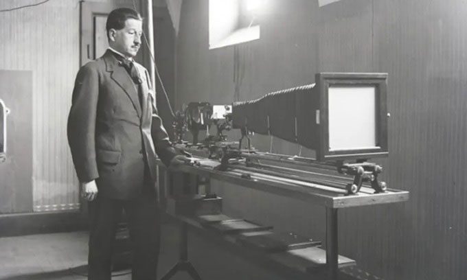 Edmond Locard using a photographic device in the 1920s.