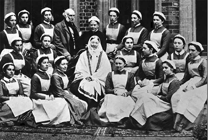 Florence Nightingale (center) with the graduating class of St. Thomas' Nursing School in 1886