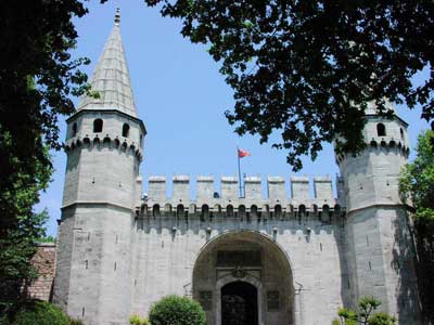 The welcoming gate decorated with prison towers by Murat III in the 1570s