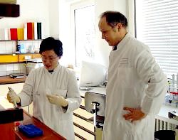 Professor Dag Harmsen (right) in the laboratory