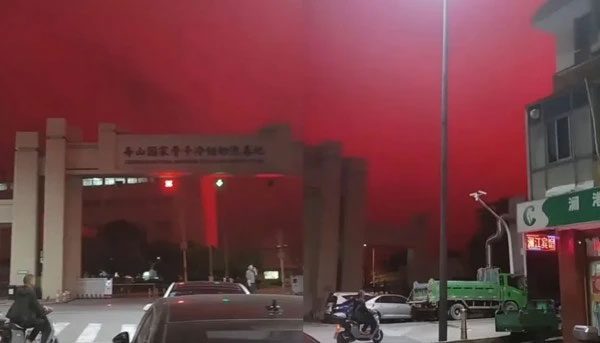 The evening sky suddenly turned red in Zhoushan (Zhejiang Province, China)