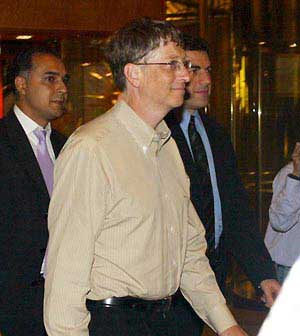 Bill Gates appeared at Hilton Hanoi at 11:17 PM
