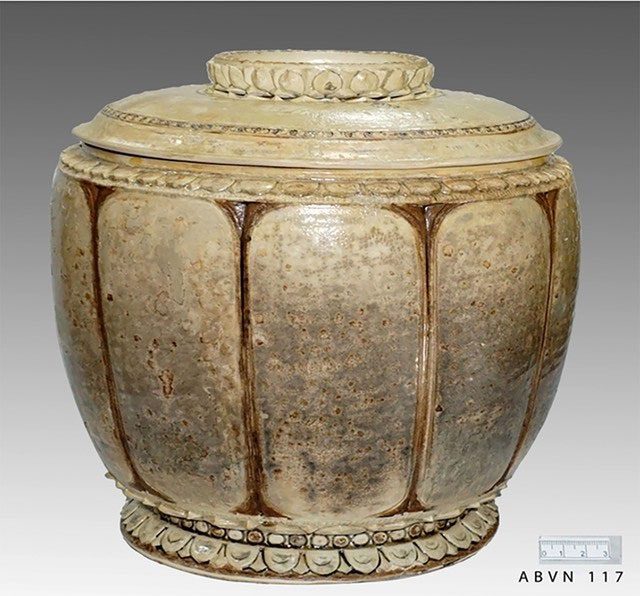The artifact has a mouth diameter of 22.7 cm and a base diameter of 18 cm.