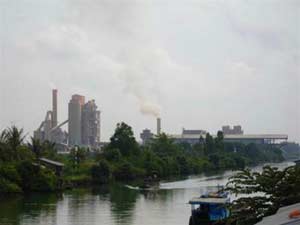 The chimney of Ha Tien II Cement Plant emits thick smoke day and night