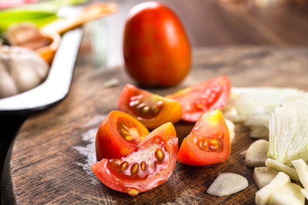 Eating tomatoes with white sugar can lead to stomach pain and diarrhea.