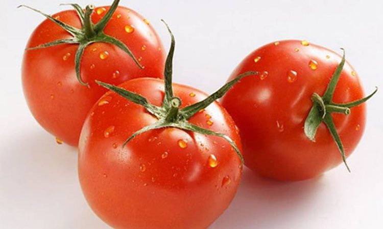 Use fresh tomato juice to rinse and slowly swallow.