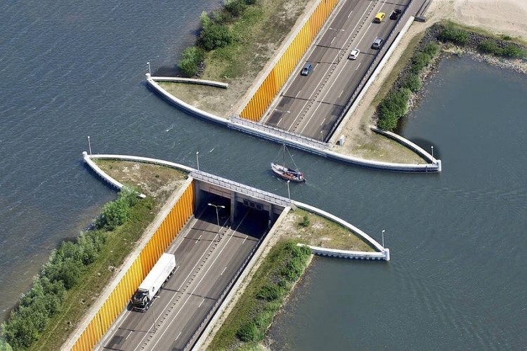 This water bridge also includes pedestrian walkways, notably featuring two pedestrian paths on the highway lanes.