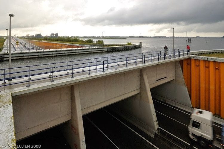 Close-up of the water bridge.