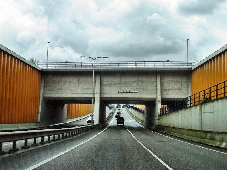 Currently, over 28,000 cars travel beneath this 10-meter-deep bridge.