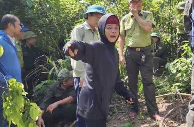 At the scene, Ms. Vinh recounts her sighting of the tiger.