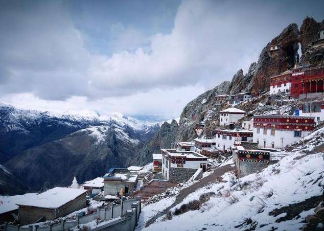 The architecture of Zizhu Monastery reflects the essence of Tibetan Buddhism.