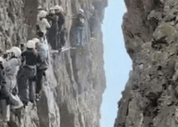 climbing the nuoc peak in china tourists choose to stand between the rocks 134277