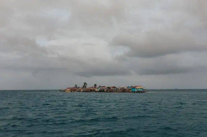 An adjacent island to Gardi Sugdub, also inhabited by the Guna indigenous people.