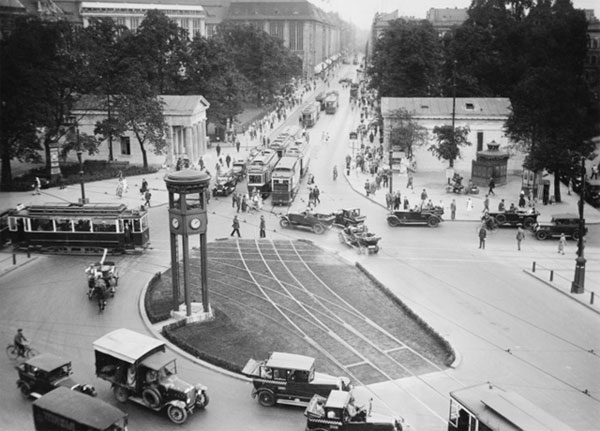 Traffic towers used in the 1910s in several countries