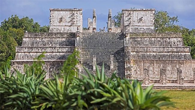 The Temple of the Warriors at Chichén Itzá.