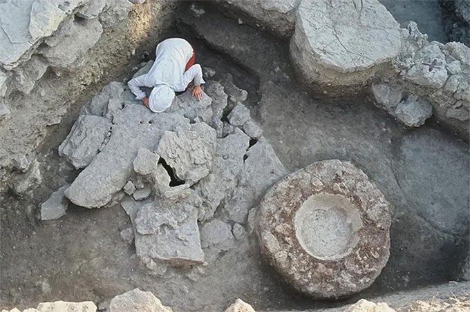 An archaeologist working at the Tell Tweini site