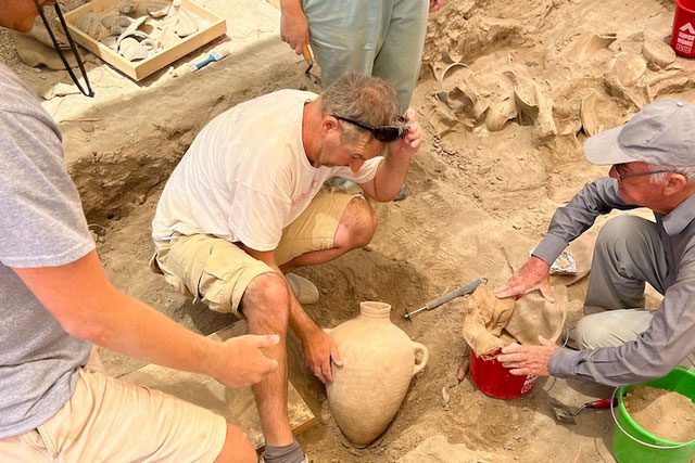 Following the trail of the abnormal magnetic field, archaeologists found several tombs