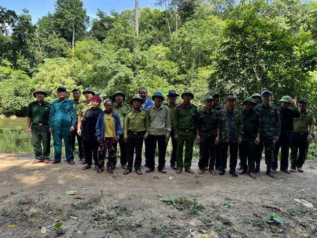 The inter-sectoral delegation takes a group photo before entering the forest.