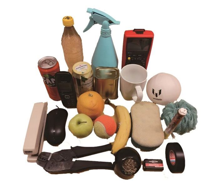 22 objects used in the object classification grip test.