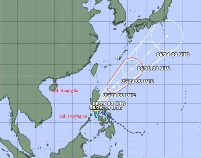 Forecast of Typhoon EWINIAR's path.