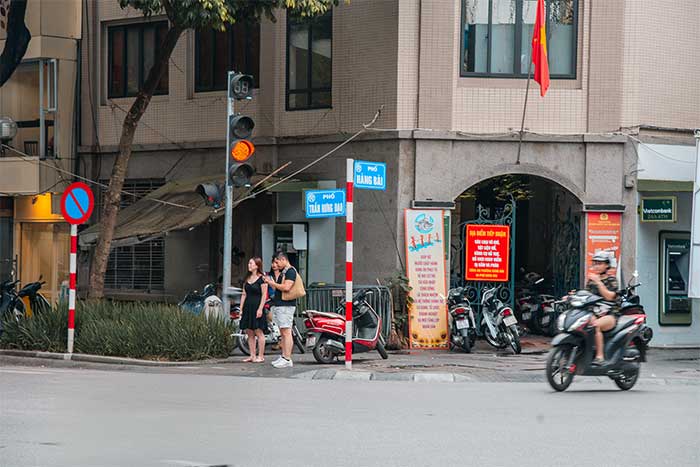 The line continues to Hàng Bài and Phố Huế.